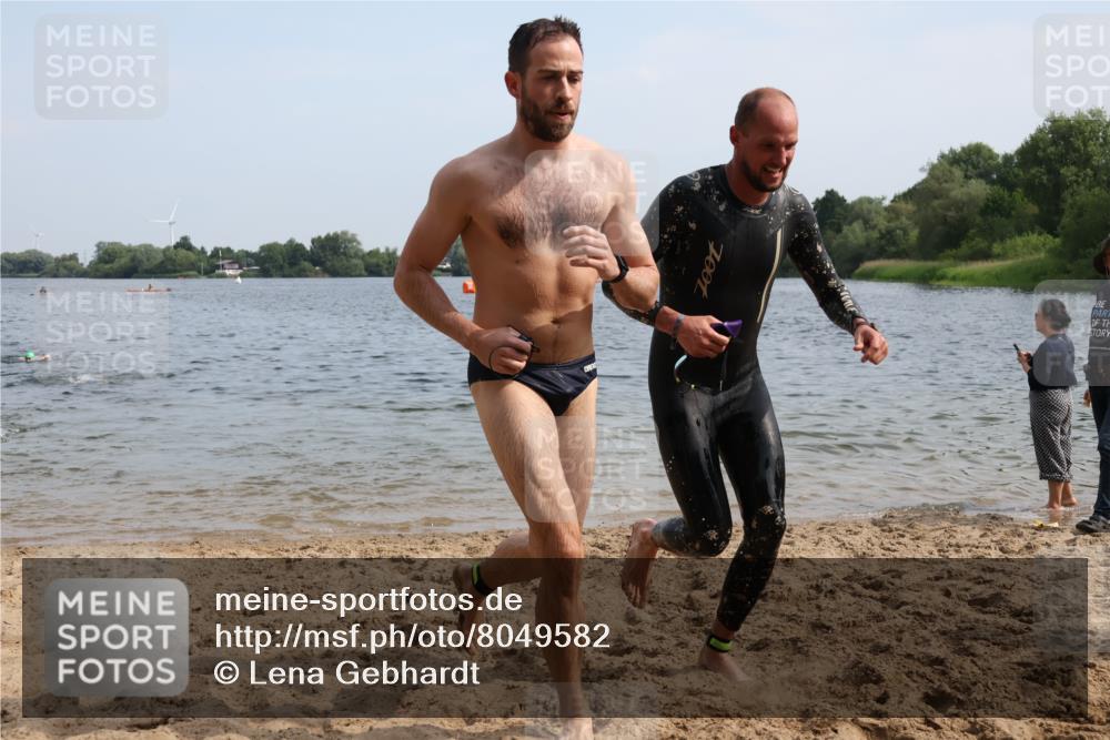 15.06.2025 - 27. Vierlanden-Triathlon Lena Gebhardt http://msf.ph/oto/8049582 15.06.2025 09:54:24 Schwimmen 253, 255, 261, 302, 318, 337, 342, 354 meine-sportfotos.de