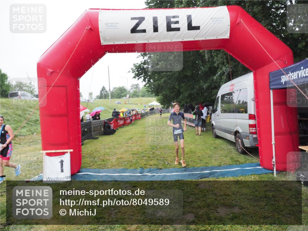 21.06.2025 - 27. Vierlanden-Triathlon MichiJ http://msf.ph/oto/8049589 15.06.2026 14:26:40 Ziel 1316 meine-sportfotos.de