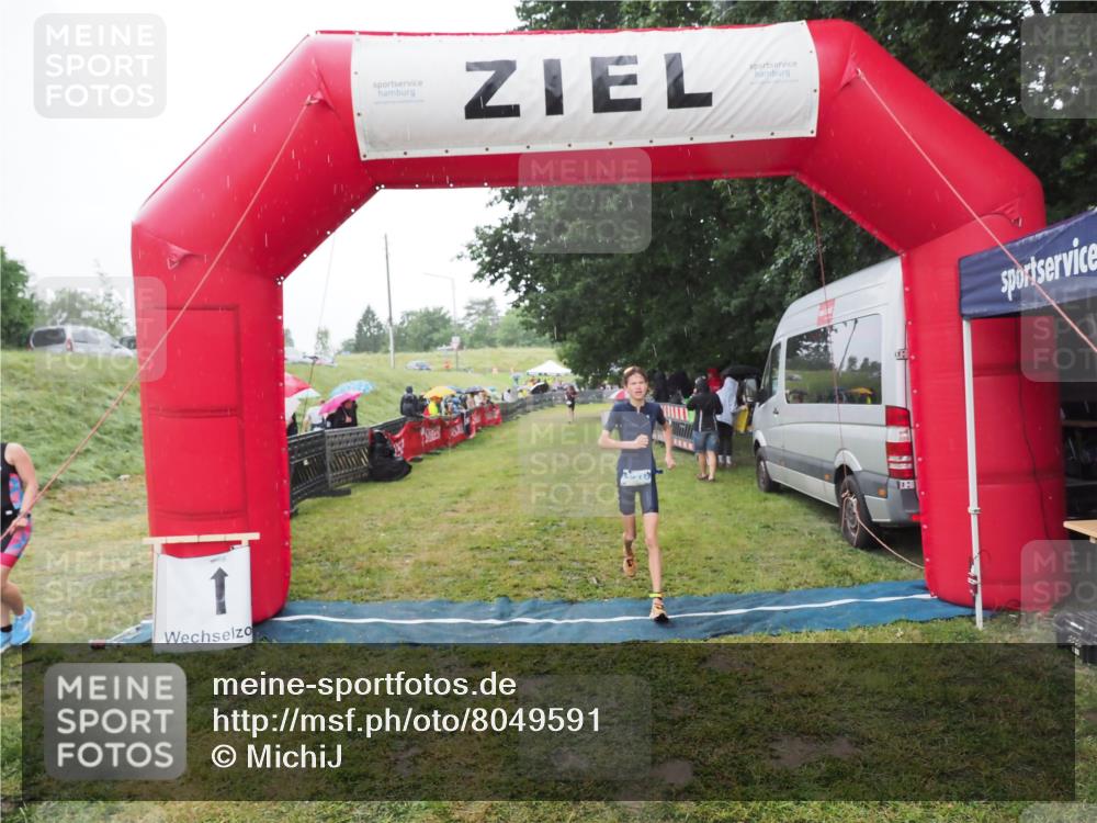 21.06.2025 - 27. Vierlanden-Triathlon MichiJ http://msf.ph/oto/8049591 15.06.2026 14:26:40 Ziel 1316 meine-sportfotos.de