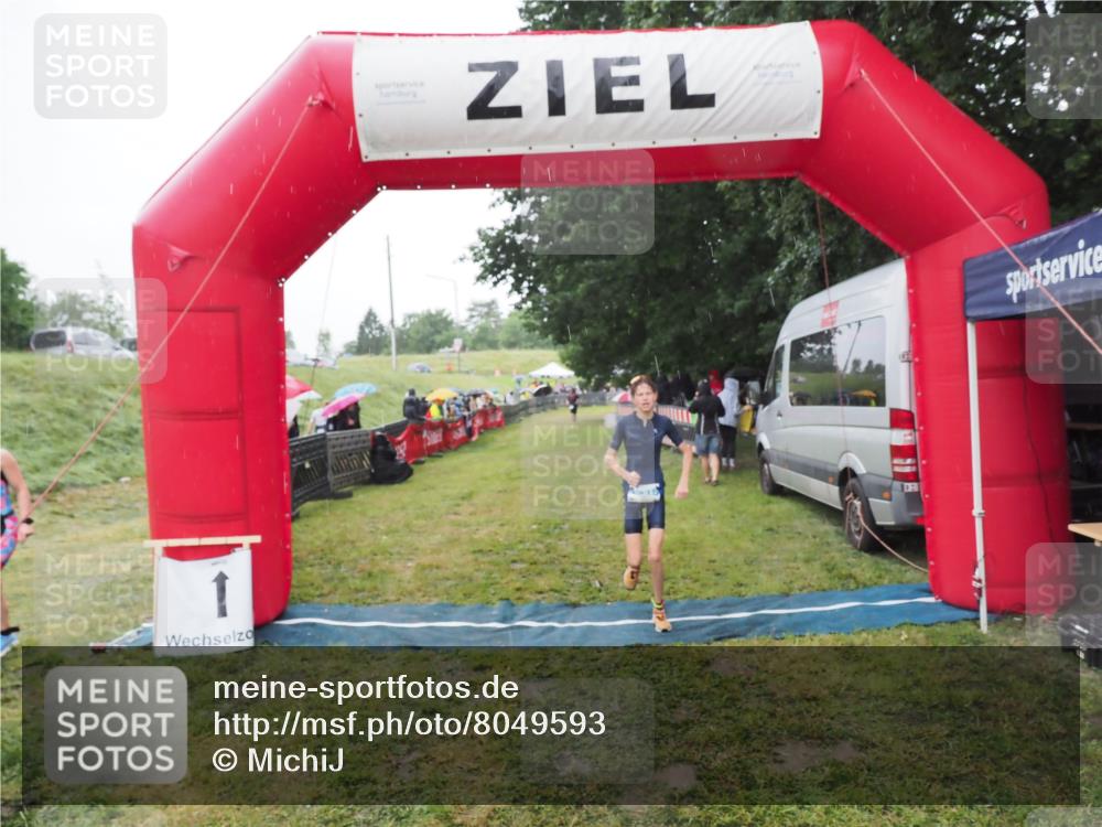 21.06.2025 - 27. Vierlanden-Triathlon MichiJ http://msf.ph/oto/8049593 15.06.2026 14:26:40 Ziel 1316 meine-sportfotos.de