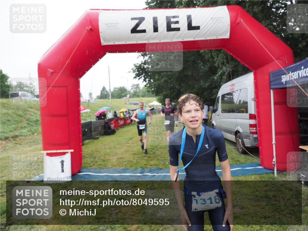 21.06.2025 - 27. Vierlanden-Triathlon MichiJ http://msf.ph/oto/8049595 15.06.2026 14:26:48 Ziel 1298, 1304 meine-sportfotos.de
