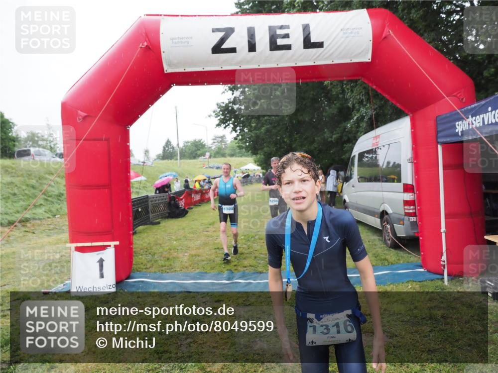 21.06.2025 - 27. Vierlanden-Triathlon MichiJ http://msf.ph/oto/8049599 15.06.2026 14:26:49 Ziel 1298, 1304 meine-sportfotos.de