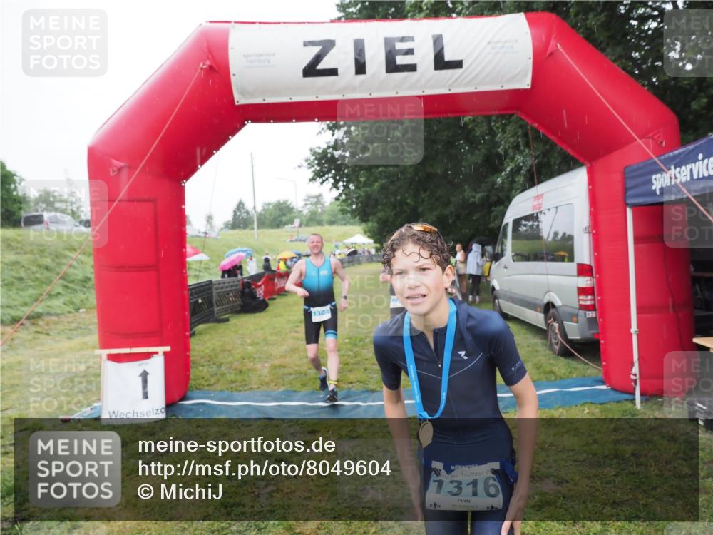 21.06.2025 - 27. Vierlanden-Triathlon MichiJ http://msf.ph/oto/8049604 15.06.2026 14:26:49 Ziel 1298, 1304 meine-sportfotos.de