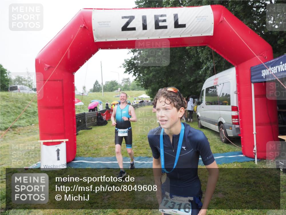 21.06.2025 - 27. Vierlanden-Triathlon MichiJ http://msf.ph/oto/8049608 15.06.2026 14:26:49 Ziel 1298, 1304 meine-sportfotos.de