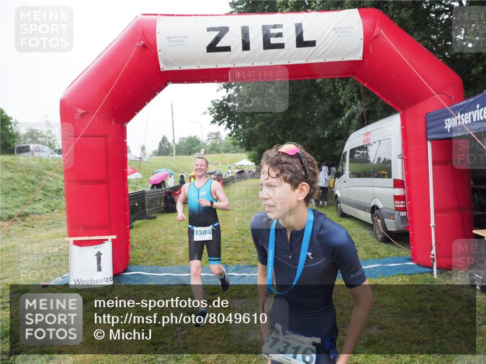 21.06.2025 - 27. Vierlanden-Triathlon MichiJ http://msf.ph/oto/8049610 15.06.2026 14:26:49 Ziel 1298, 1304 meine-sportfotos.de