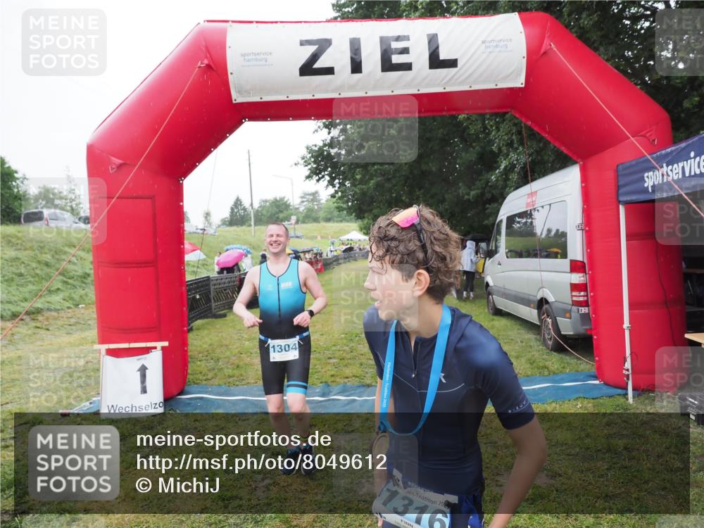 21.06.2025 - 27. Vierlanden-Triathlon MichiJ http://msf.ph/oto/8049612 15.06.2026 14:26:49 Ziel 1298, 1304 meine-sportfotos.de