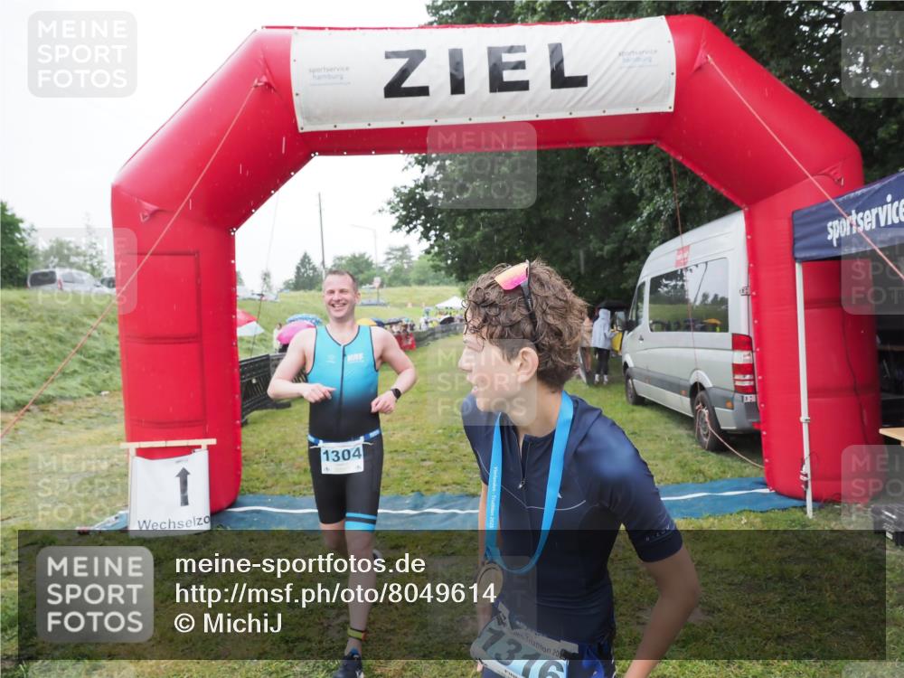 21.06.2025 - 27. Vierlanden-Triathlon MichiJ http://msf.ph/oto/8049614 15.06.2026 14:26:49 Ziel 1298, 1304 meine-sportfotos.de