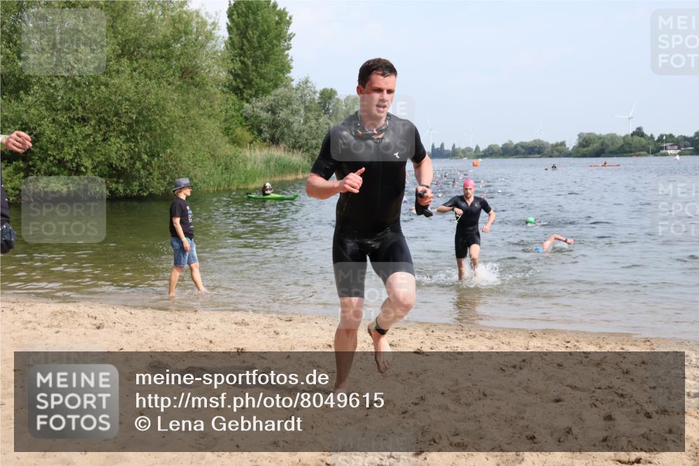 15.06.2025 - 27. Vierlanden-Triathlon Lena Gebhardt http://msf.ph/oto/8049615 15.06.2025 09:54:32 Schwimmen 253, 255, 261, 262, 294, 318, 354 meine-sportfotos.de