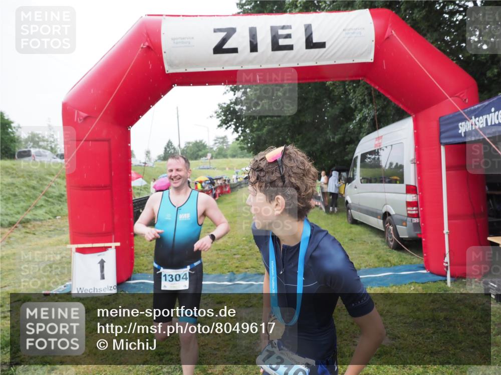 21.06.2025 - 27. Vierlanden-Triathlon MichiJ http://msf.ph/oto/8049617 15.06.2026 14:26:50 Ziel 1298, 1304 meine-sportfotos.de