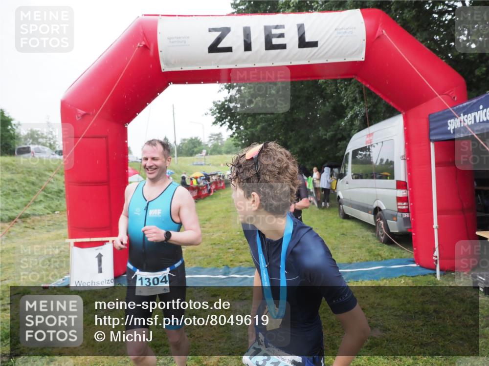 21.06.2025 - 27. Vierlanden-Triathlon MichiJ http://msf.ph/oto/8049619 15.06.2026 14:26:50 Ziel 1298, 1304 meine-sportfotos.de