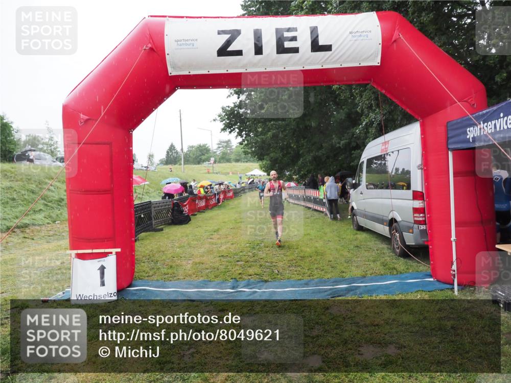 21.06.2025 - 27. Vierlanden-Triathlon MichiJ http://msf.ph/oto/8049621 15.06.2026 14:27:08 Ziel 1256 meine-sportfotos.de