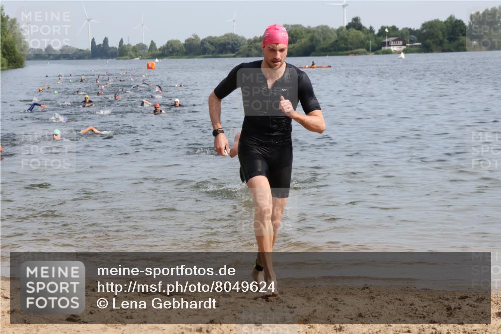 15.06.2025 - 27. Vierlanden-Triathlon Lena Gebhardt http://msf.ph/oto/8049624 15.06.2025 09:54:35 Schwimmen 262, 294, 318, 354 meine-sportfotos.de