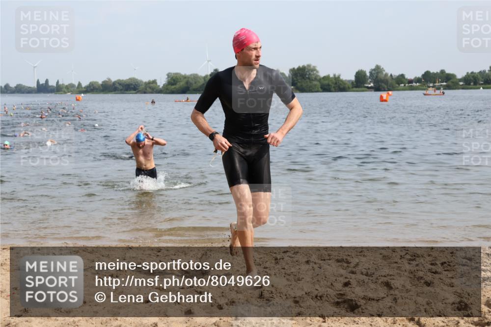 15.06.2025 - 27. Vierlanden-Triathlon Lena Gebhardt http://msf.ph/oto/8049626 15.06.2025 09:54:36 Schwimmen 262, 294, 297, 318, 354 meine-sportfotos.de