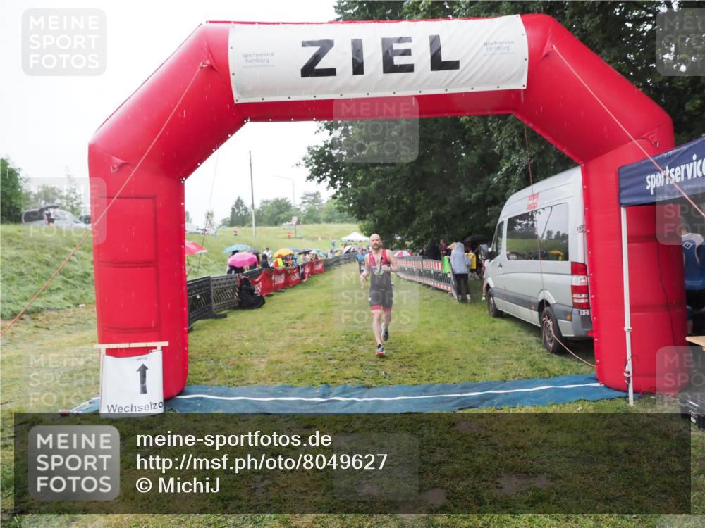 21.06.2025 - 27. Vierlanden-Triathlon MichiJ http://msf.ph/oto/8049627 15.06.2026 14:27:08 Ziel 1256 meine-sportfotos.de