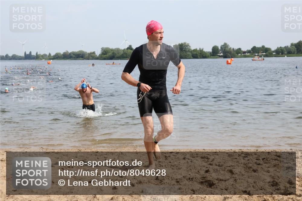 15.06.2025 - 27. Vierlanden-Triathlon Lena Gebhardt http://msf.ph/oto/8049628 15.06.2025 09:54:36 Schwimmen 262, 294, 297, 318, 354 meine-sportfotos.de