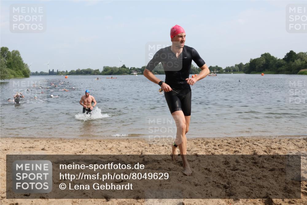 15.06.2025 - 27. Vierlanden-Triathlon Lena Gebhardt http://msf.ph/oto/8049629 15.06.2025 09:54:36 Schwimmen 262, 294, 297, 318, 354 meine-sportfotos.de