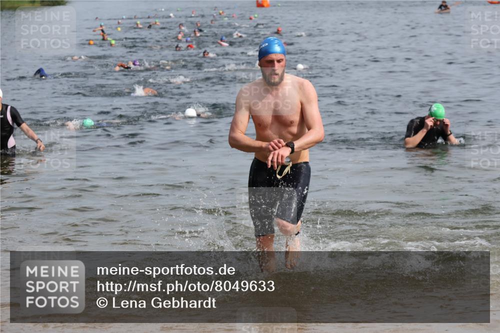 15.06.2025 - 27. Vierlanden-Triathlon Lena Gebhardt http://msf.ph/oto/8049633 15.06.2025 09:54:37 Schwimmen 262, 294, 297, 318, 354 meine-sportfotos.de