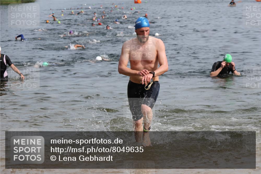 15.06.2025 - 27. Vierlanden-Triathlon Lena Gebhardt http://msf.ph/oto/8049635 15.06.2025 09:54:37 Schwimmen 262, 294, 297, 318, 354 meine-sportfotos.de