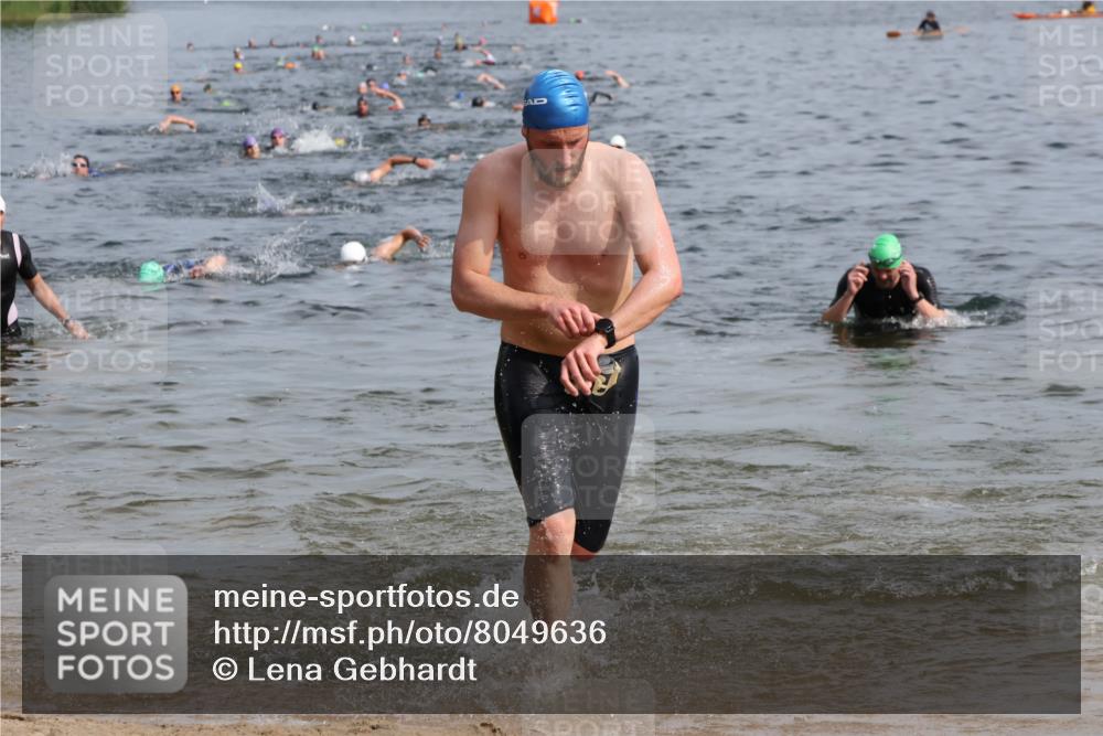 15.06.2025 - 27. Vierlanden-Triathlon Lena Gebhardt http://msf.ph/oto/8049636 15.06.2025 09:54:38 Schwimmen 262, 294, 297, 318, 354 meine-sportfotos.de