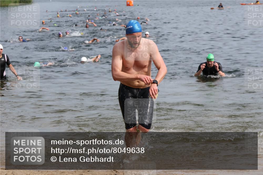 15.06.2025 - 27. Vierlanden-Triathlon Lena Gebhardt http://msf.ph/oto/8049638 15.06.2025 09:54:38 Schwimmen 262, 294, 297, 318, 354 meine-sportfotos.de
