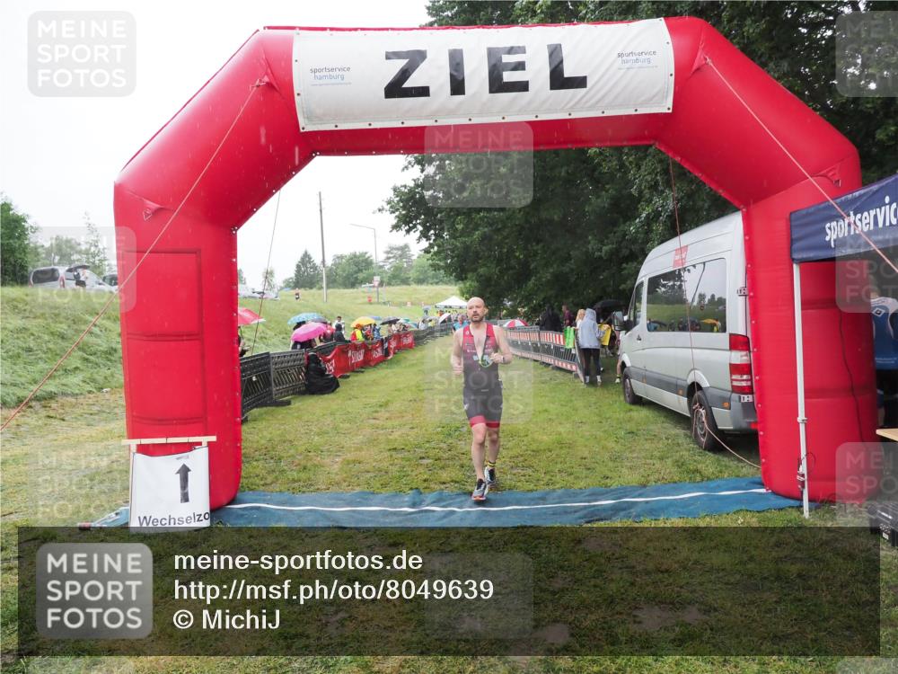 21.06.2025 - 27. Vierlanden-Triathlon MichiJ http://msf.ph/oto/8049639 15.06.2026 14:27:09 Ziel 1256, 1305 meine-sportfotos.de