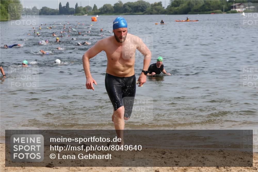 15.06.2025 - 27. Vierlanden-Triathlon Lena Gebhardt http://msf.ph/oto/8049640 15.06.2025 09:54:39 Schwimmen 262, 294, 297, 318 meine-sportfotos.de