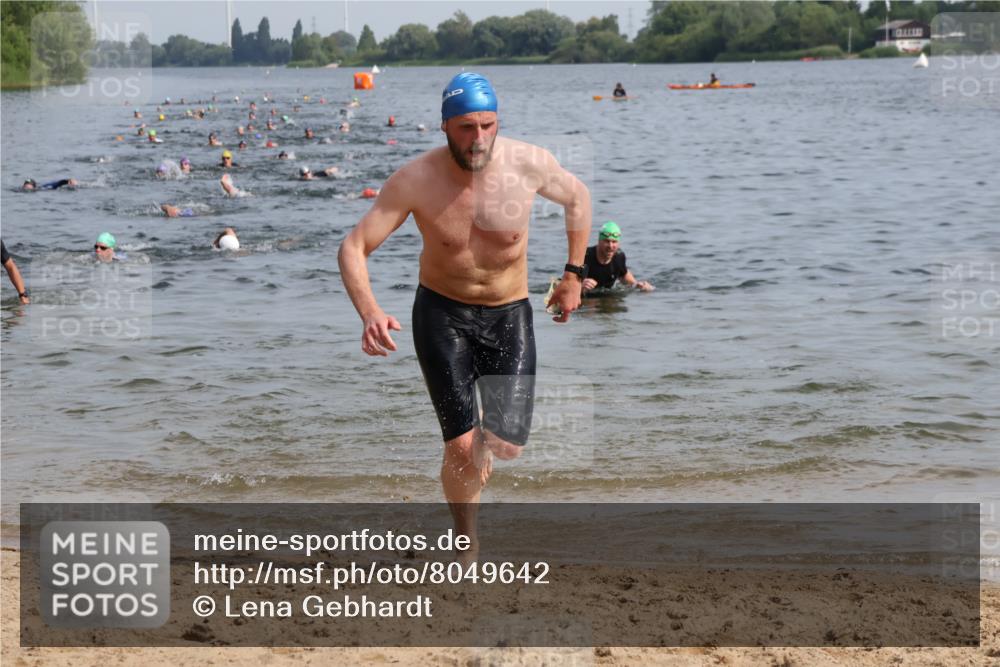 15.06.2025 - 27. Vierlanden-Triathlon Lena Gebhardt http://msf.ph/oto/8049642 15.06.2025 09:54:39 Schwimmen 262, 294, 297, 318 meine-sportfotos.de