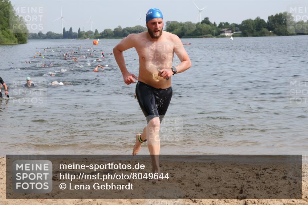 15.06.2025 - 27. Vierlanden-Triathlon Lena Gebhardt http://msf.ph/oto/8049644 15.06.2025 09:54:39 Schwimmen 262, 294, 297, 318 meine-sportfotos.de