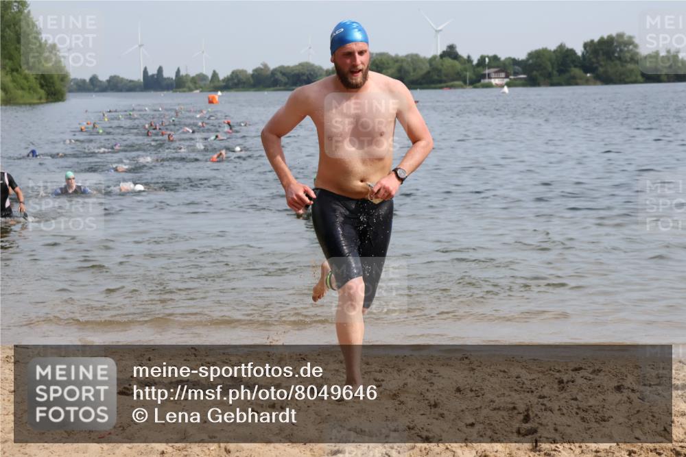 15.06.2025 - 27. Vierlanden-Triathlon Lena Gebhardt http://msf.ph/oto/8049646 15.06.2025 09:54:39 Schwimmen 262, 294, 297, 318 meine-sportfotos.de