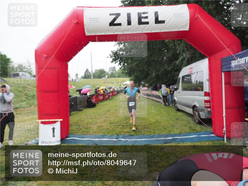21.06.2025 - 27. Vierlanden-Triathlon MichiJ http://msf.ph/oto/8049647 15.06.2026 14:27:13 Ziel 1256, 1305 meine-sportfotos.de