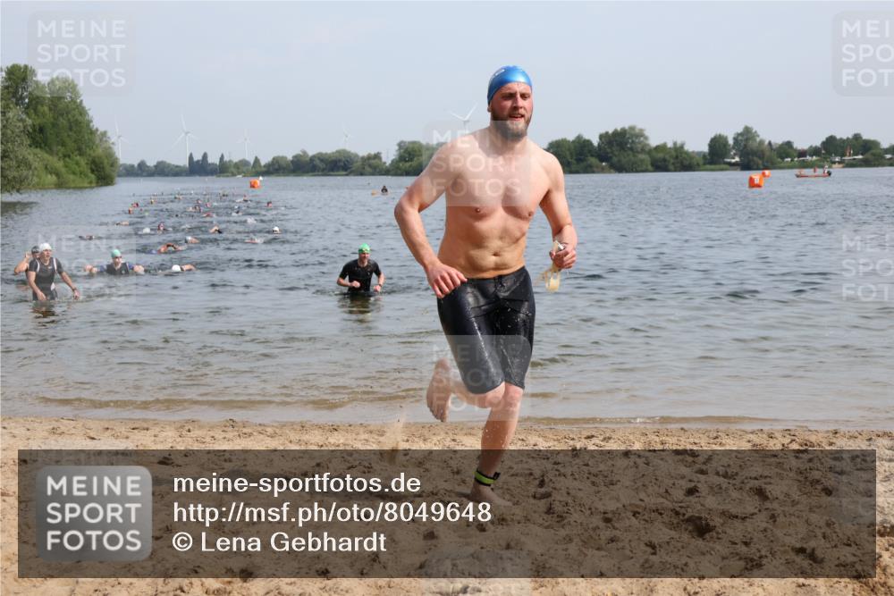 15.06.2025 - 27. Vierlanden-Triathlon Lena Gebhardt http://msf.ph/oto/8049648 15.06.2025 09:54:40 Schwimmen 262, 294, 297, 318 meine-sportfotos.de