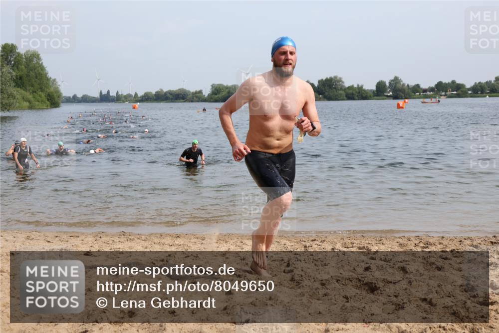 15.06.2025 - 27. Vierlanden-Triathlon Lena Gebhardt http://msf.ph/oto/8049650 15.06.2025 09:54:40 Schwimmen 262, 294, 297, 318 meine-sportfotos.de