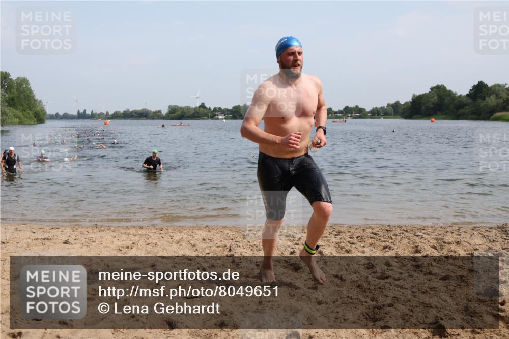 15.06.2025 - 27. Vierlanden-Triathlon Lena Gebhardt http://msf.ph/oto/8049651 15.06.2025 09:54:40 Schwimmen 262, 294, 297, 318 meine-sportfotos.de