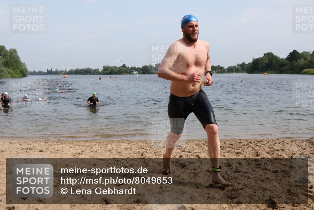 15.06.2025 - 27. Vierlanden-Triathlon Lena Gebhardt http://msf.ph/oto/8049653 15.06.2025 09:54:40 Schwimmen 262, 294, 297, 318 meine-sportfotos.de