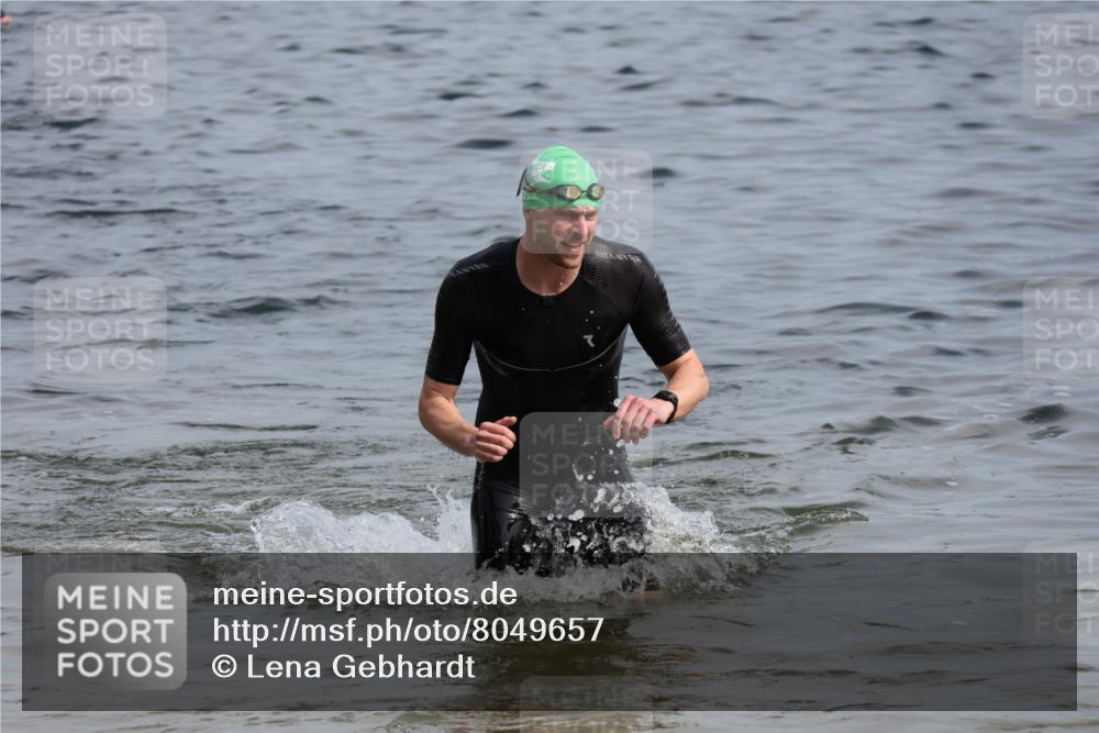 15.06.2025 - 27. Vierlanden-Triathlon Lena Gebhardt http://msf.ph/oto/8049657 15.06.2025 09:54:43 Schwimmen 262, 294, 297, 319, 361 meine-sportfotos.de