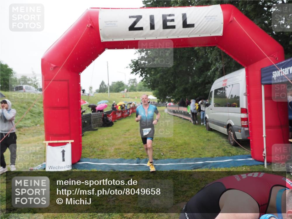 21.06.2025 - 27. Vierlanden-Triathlon MichiJ http://msf.ph/oto/8049658 15.06.2026 14:27:13 Ziel 1256, 1305 meine-sportfotos.de