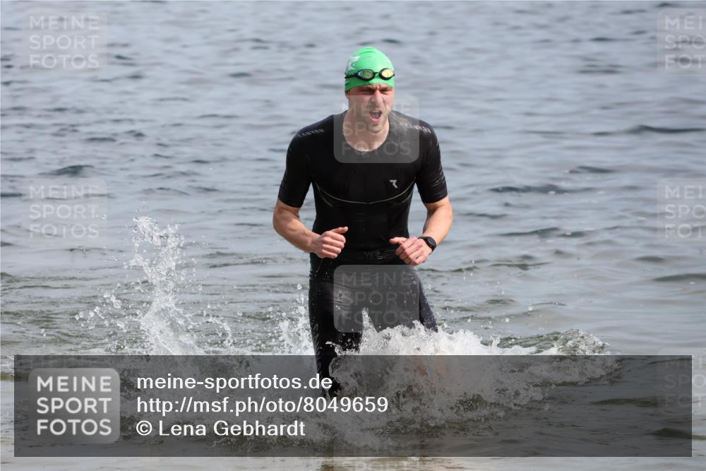 15.06.2025 - 27. Vierlanden-Triathlon Lena Gebhardt http://msf.ph/oto/8049659 15.06.2025 09:54:44 Schwimmen 262, 294, 297, 319, 361 meine-sportfotos.de