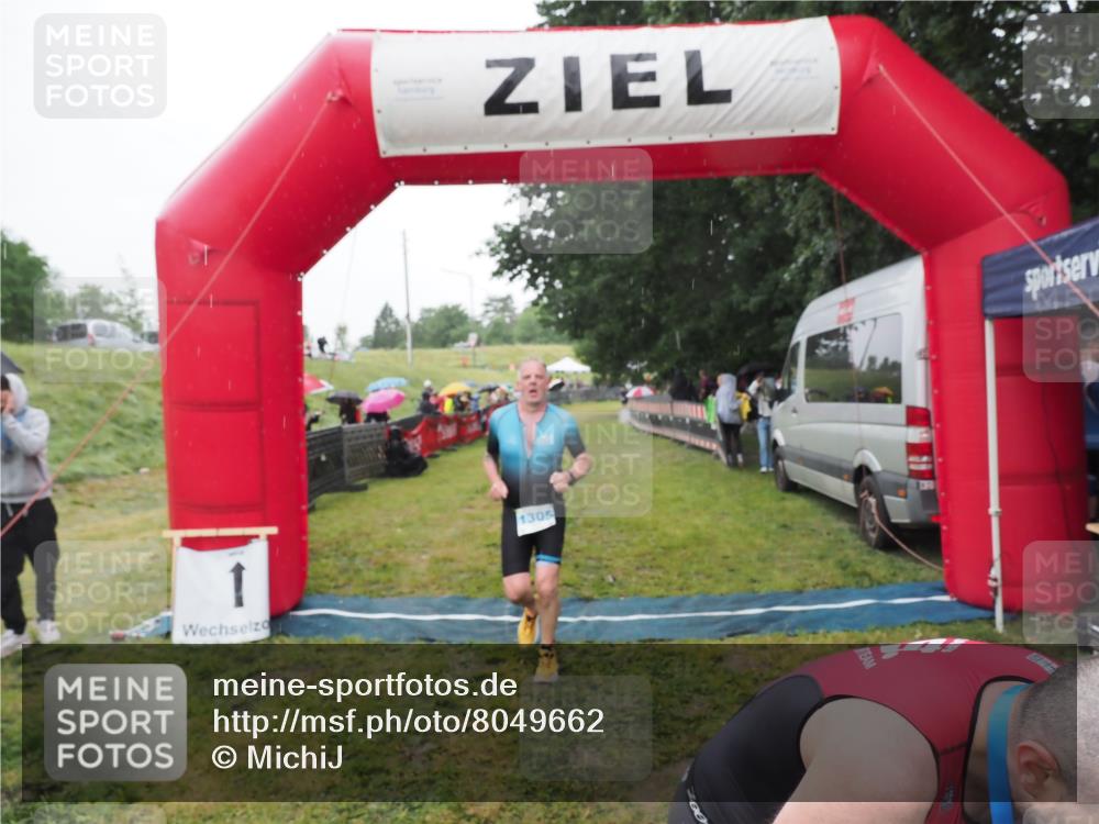 21.06.2025 - 27. Vierlanden-Triathlon MichiJ http://msf.ph/oto/8049662 15.06.2026 14:27:14 Ziel 1256, 1305 meine-sportfotos.de