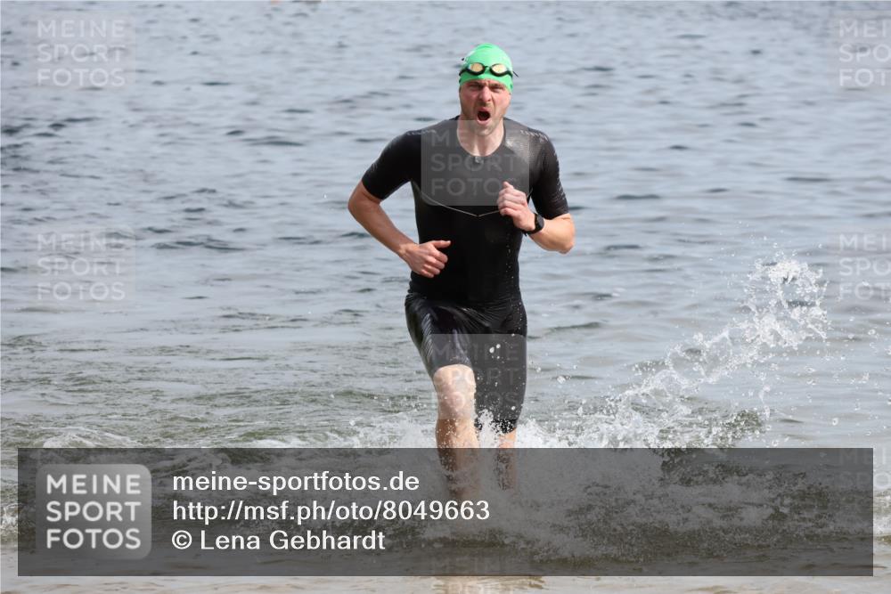 15.06.2025 - 27. Vierlanden-Triathlon Lena Gebhardt http://msf.ph/oto/8049663 15.06.2025 09:54:44 Schwimmen 262, 294, 297, 319, 361 meine-sportfotos.de