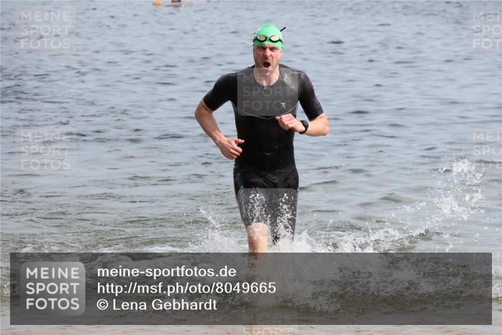 15.06.2025 - 27. Vierlanden-Triathlon Lena Gebhardt http://msf.ph/oto/8049665 15.06.2025 09:54:44 Schwimmen 262, 294, 297, 319, 361 meine-sportfotos.de