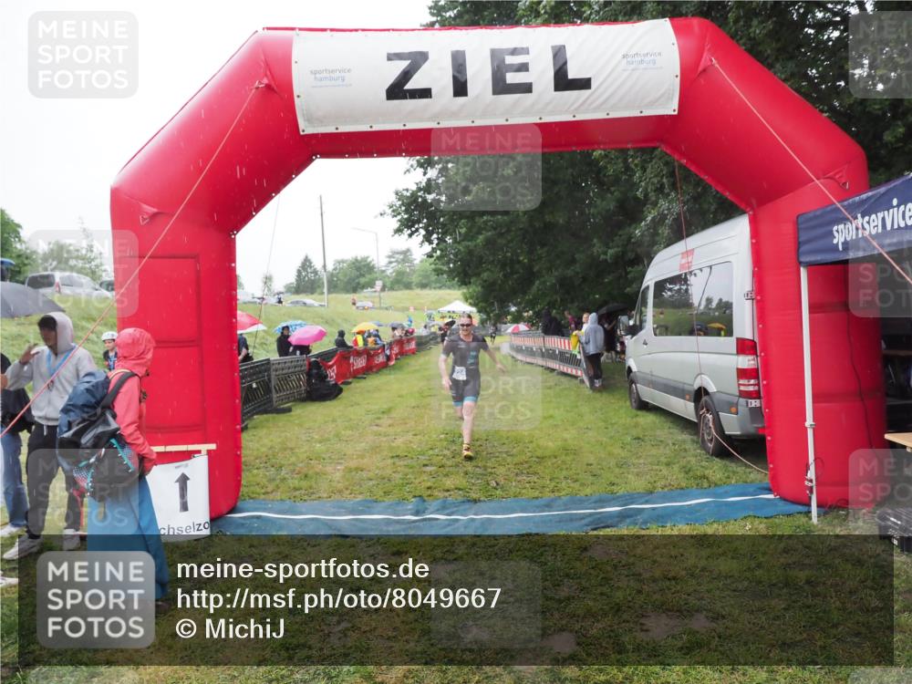 21.06.2025 - 27. Vierlanden-Triathlon MichiJ http://msf.ph/oto/8049667 15.06.2026 14:27:26 Ziel 1224 meine-sportfotos.de