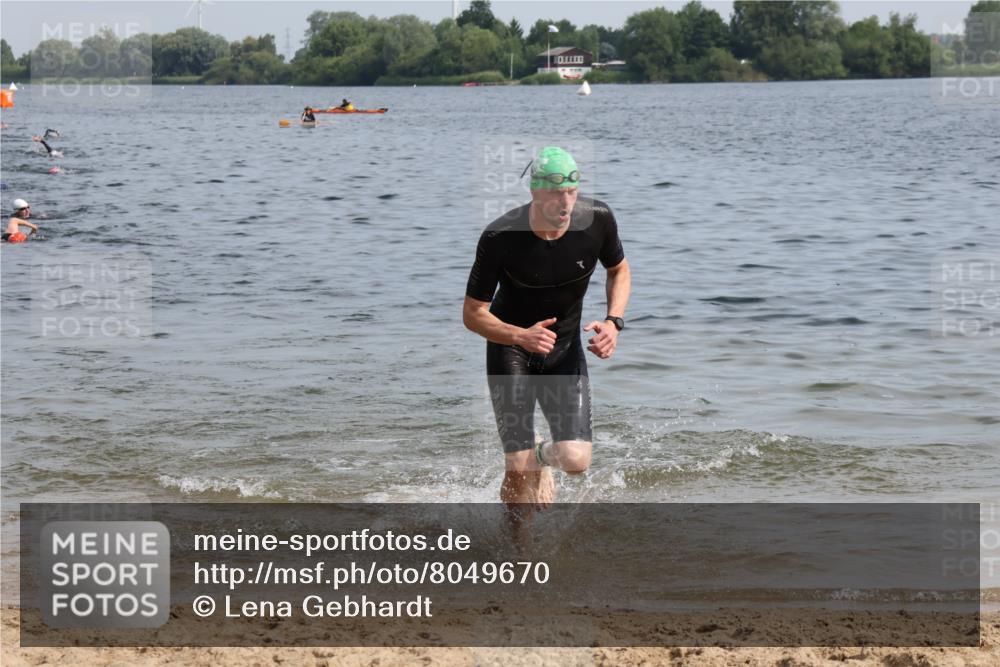 15.06.2025 - 27. Vierlanden-Triathlon Lena Gebhardt http://msf.ph/oto/8049670 15.06.2025 09:54:45 Schwimmen 262, 294, 297, 319, 361 meine-sportfotos.de