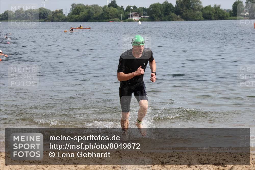 15.06.2025 - 27. Vierlanden-Triathlon Lena Gebhardt http://msf.ph/oto/8049672 15.06.2025 09:54:45 Schwimmen 262, 294, 297, 319, 361 meine-sportfotos.de
