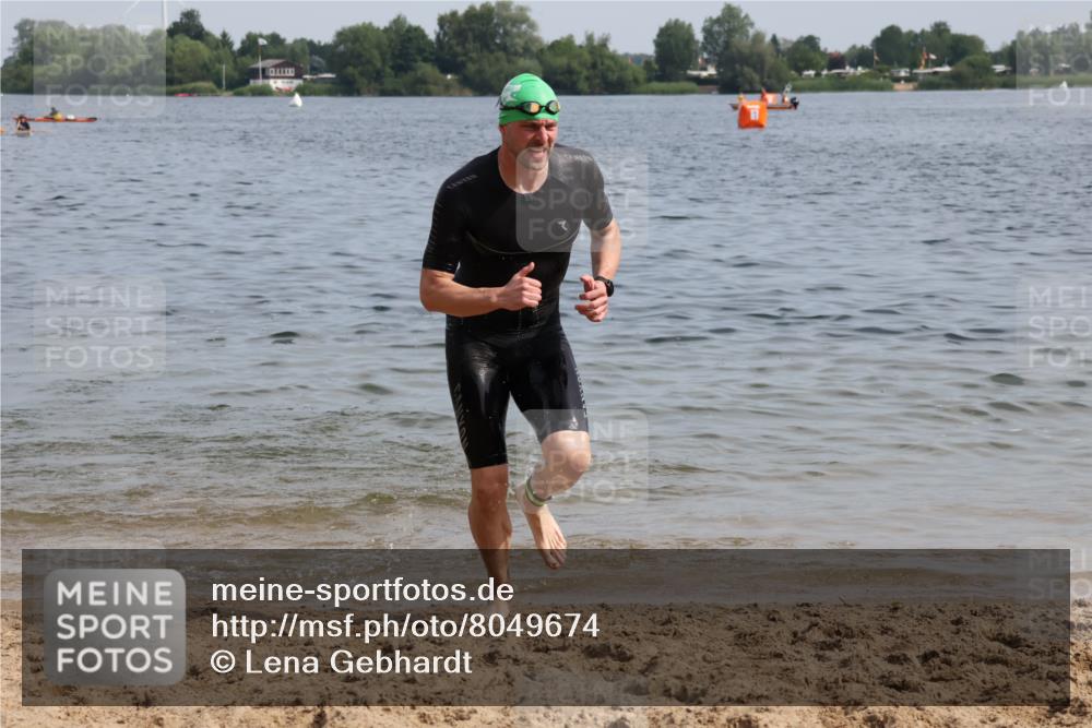 15.06.2025 - 27. Vierlanden-Triathlon Lena Gebhardt http://msf.ph/oto/8049674 15.06.2025 09:54:46 Schwimmen 262, 294, 297, 319, 361 meine-sportfotos.de
