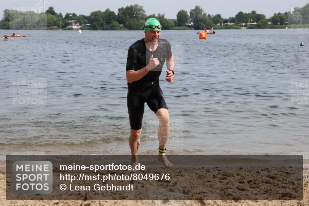 15.06.2025 - 27. Vierlanden-Triathlon Lena Gebhardt http://msf.ph/oto/8049676 15.06.2025 09:54:46 Schwimmen 262, 294, 297, 319, 361 meine-sportfotos.de