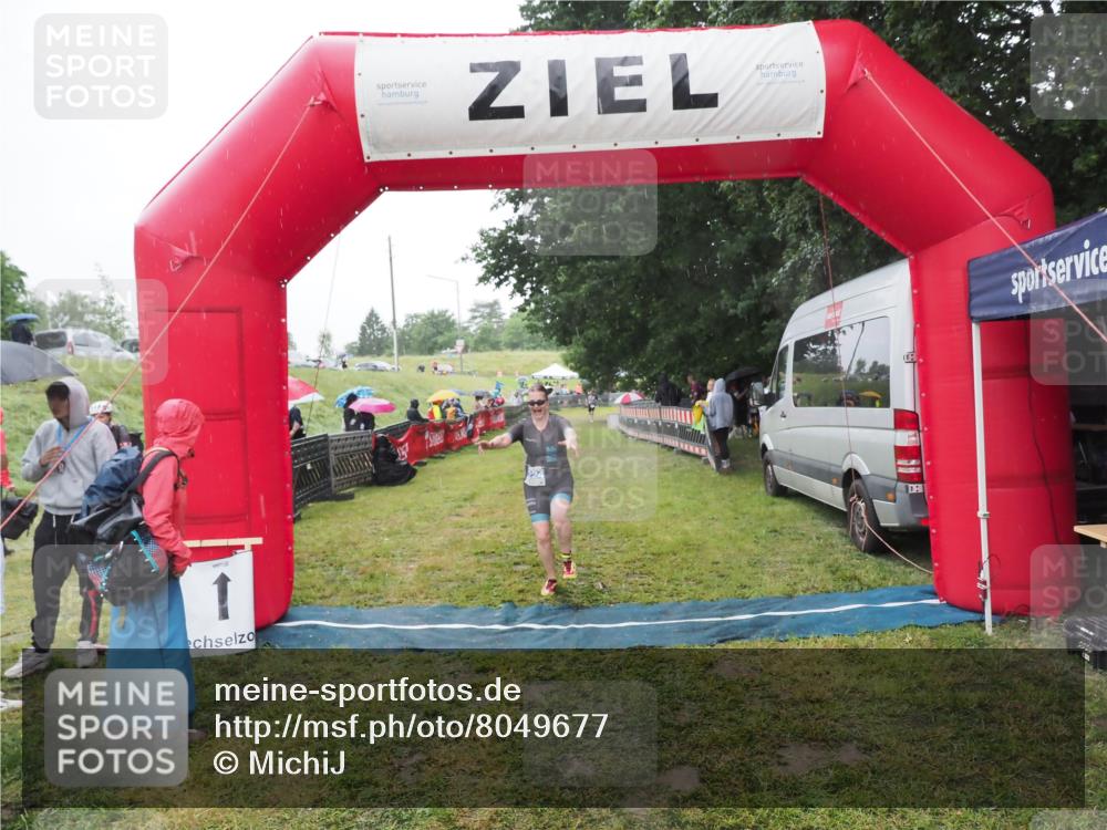21.06.2025 - 27. Vierlanden-Triathlon MichiJ http://msf.ph/oto/8049677 15.06.2026 14:27:27 Ziel 1224 meine-sportfotos.de
