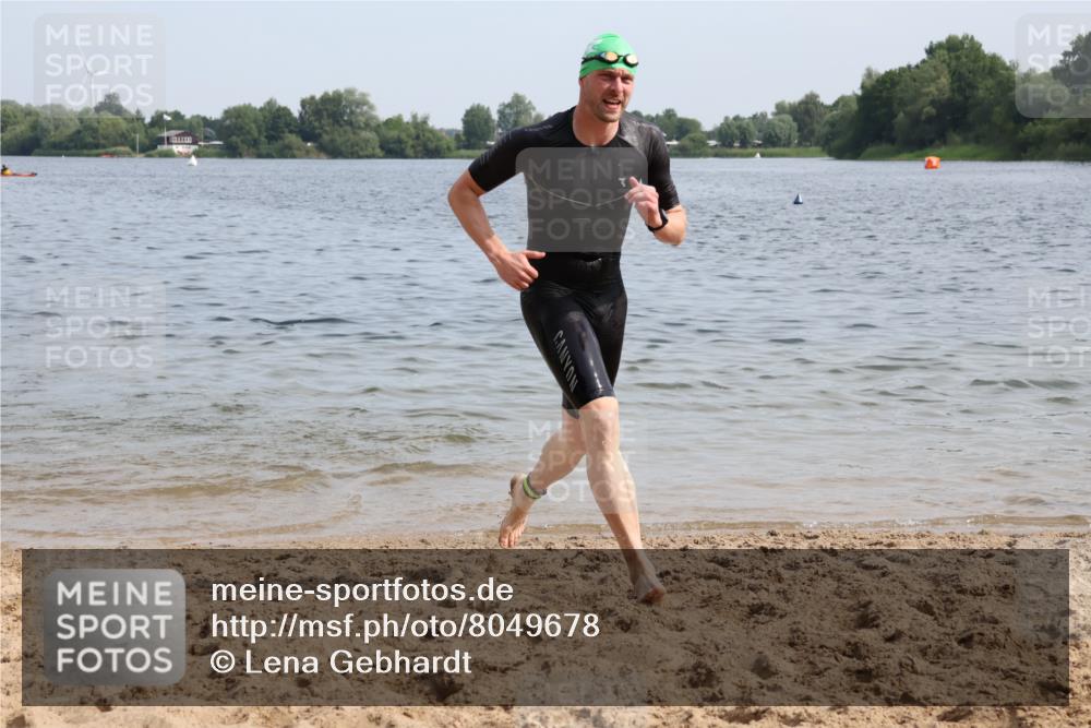 15.06.2025 - 27. Vierlanden-Triathlon Lena Gebhardt http://msf.ph/oto/8049678 15.06.2025 09:54:47 Schwimmen 294, 297, 319, 361 meine-sportfotos.de