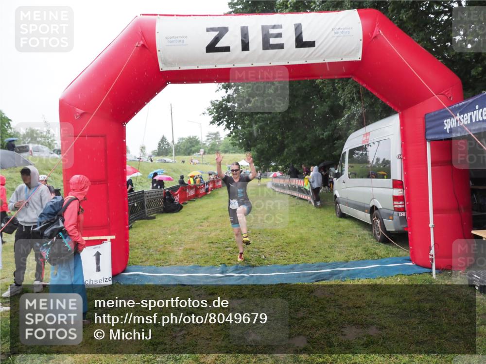21.06.2025 - 27. Vierlanden-Triathlon MichiJ http://msf.ph/oto/8049679 15.06.2026 14:27:27 Ziel 1224 meine-sportfotos.de