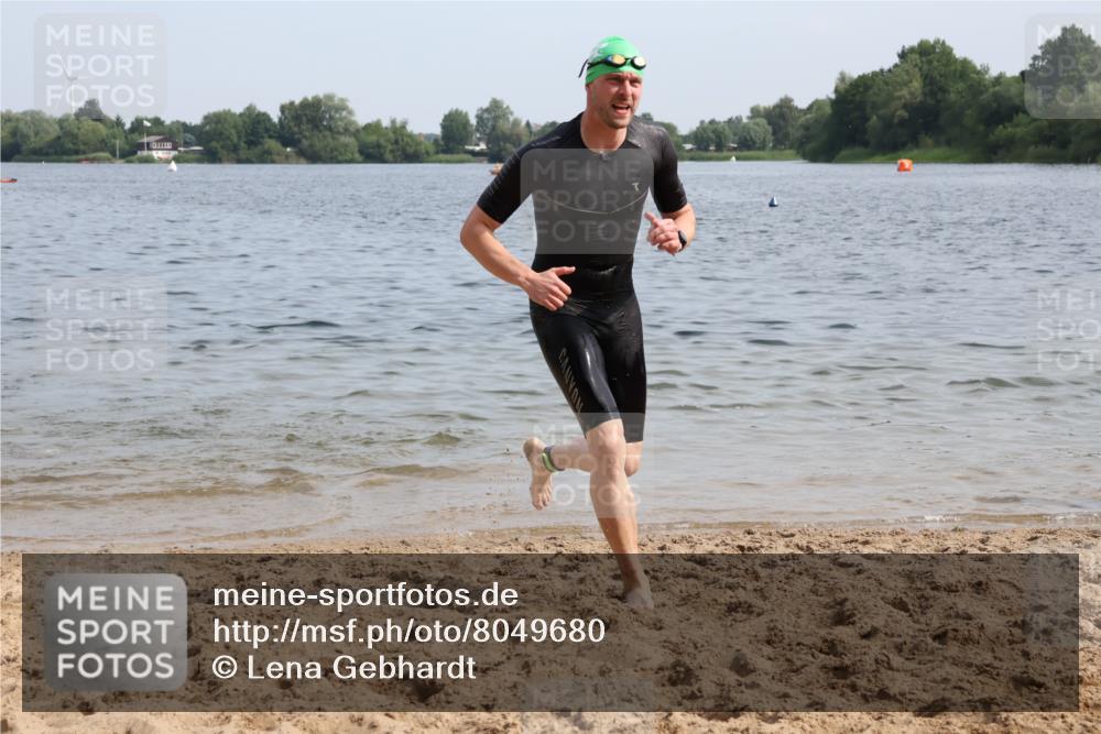 15.06.2025 - 27. Vierlanden-Triathlon Lena Gebhardt http://msf.ph/oto/8049680 15.06.2025 09:54:47 Schwimmen 294, 297, 319, 361 meine-sportfotos.de