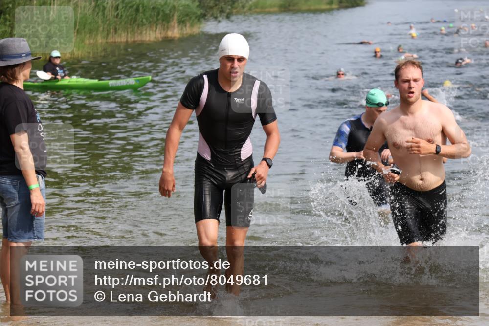 15.06.2025 - 27. Vierlanden-Triathlon Lena Gebhardt http://msf.ph/oto/8049681 15.06.2025 09:54:48 Schwimmen 294, 297, 319, 336, 344, 361 meine-sportfotos.de
